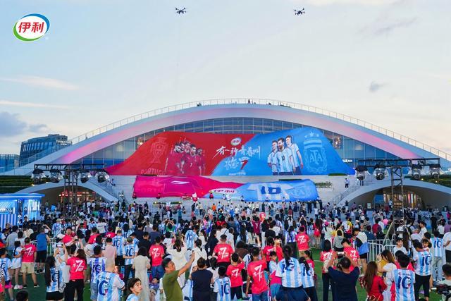 7月10日威海名场面:伊利巨型“7&10”TIFO从天而降致敬梅罗