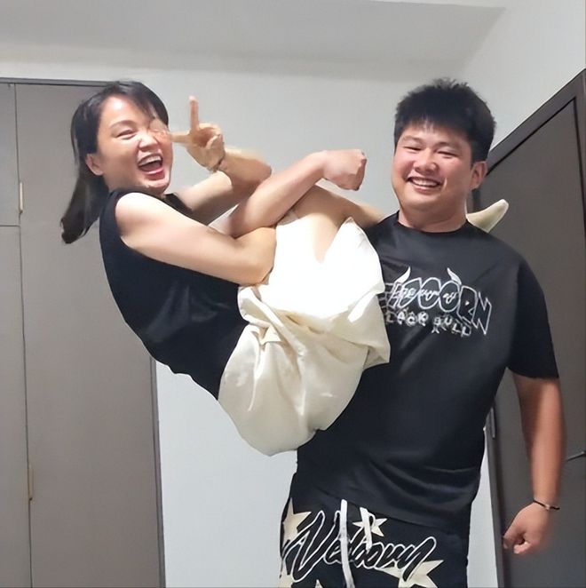 “眼神都拉丝了!”家长晒母子互动视频,引全网不适:儿大不避母的结果