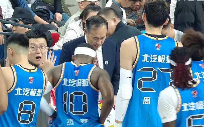 上海男篮陷入纠结，洛夫顿续约成难题，两问题明显，或被卢伟放弃