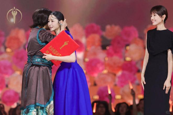 百花奖后台,一张明星群像抓拍照,暴露内娱的抱团取暖、人情世故